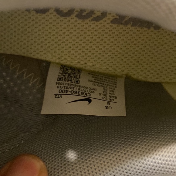 Women Nike size 6 - Picture 9 of 9